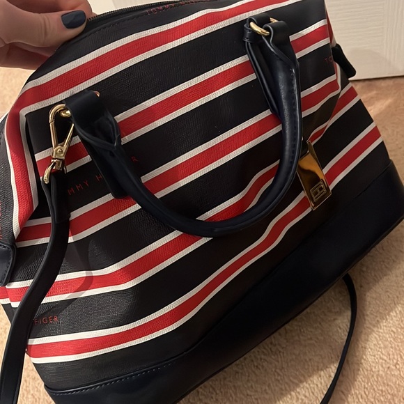 Very new worn once, I’m selling it because it doesn’t fit my laptop. - Picture 6 of 7